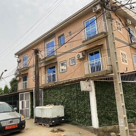 Cave Royale - Chambres-Studios-Apparts Meubles - Logpom Hopithal Des Soeurs Apres Camara Laye Douala Exterior foto