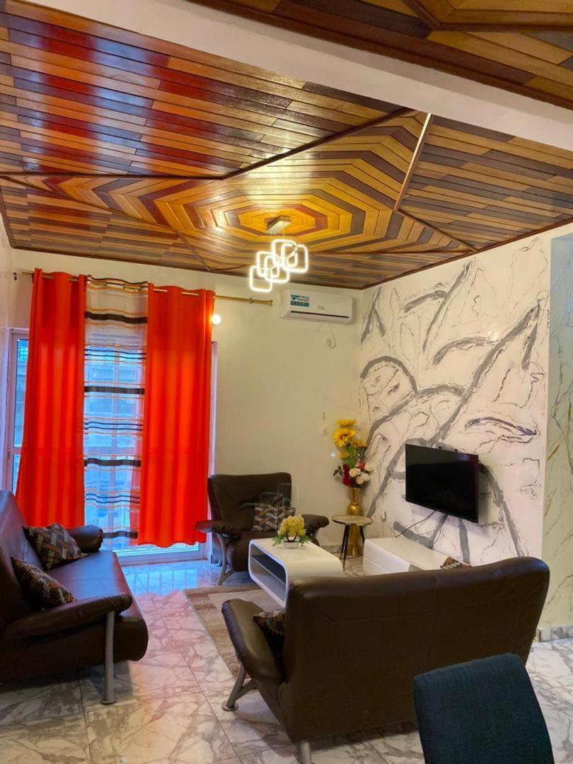 Cave Royale - Chambres-Studios-Apparts Meubles - Logpom Hopithal Des Soeurs Apres Camara Laye Douala Exterior foto