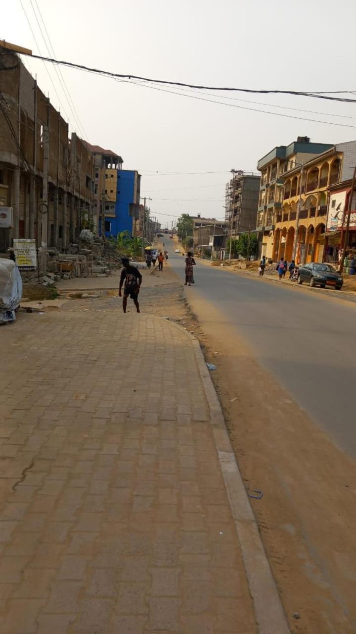 Cave Royale - Chambres-Studios-Apparts Meubles - Logpom Hopithal Des Soeurs Apres Camara Laye Douala Exterior foto