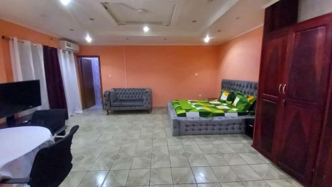 Cave Royale - Chambres-Studios-Apparts Meubles - Logpom Hopithal Des Soeurs Apres Camara Laye Douala Exterior foto