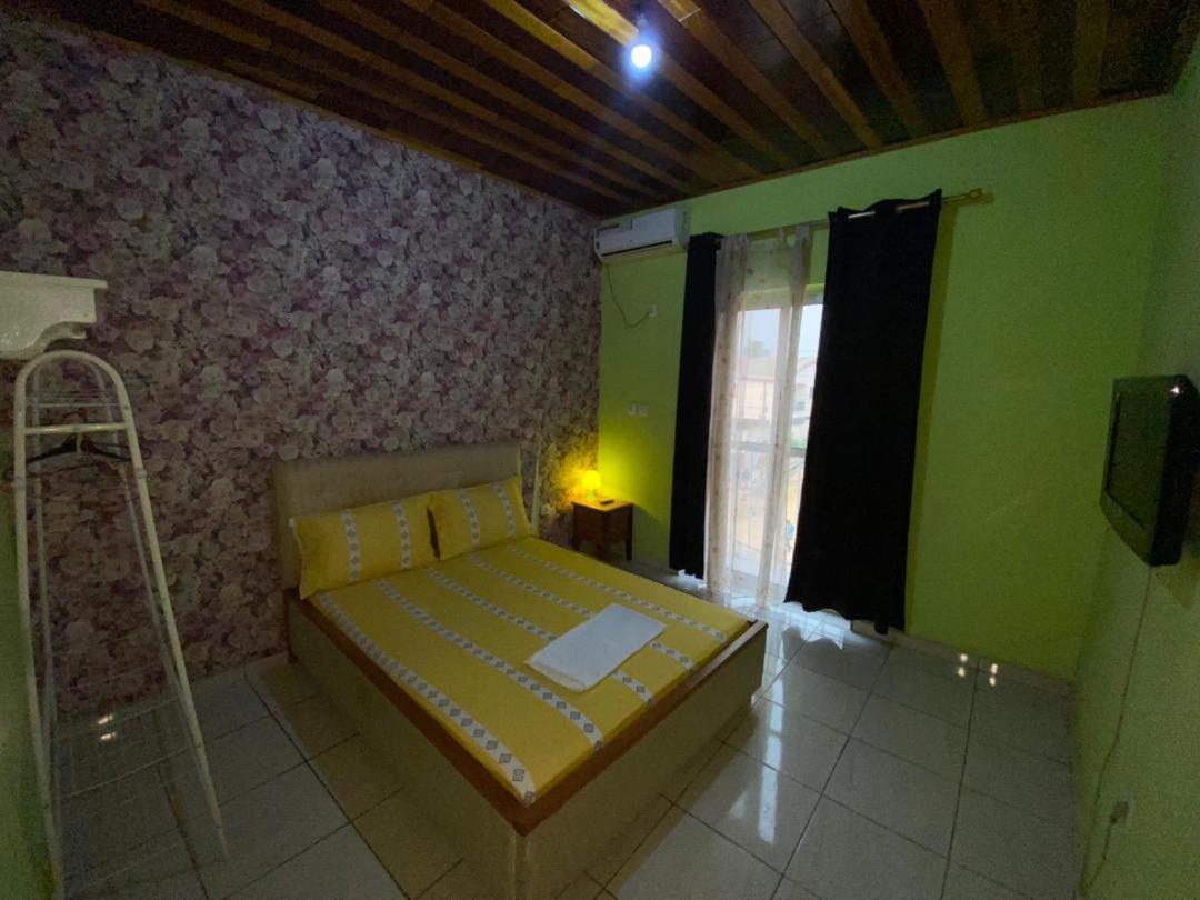 Cave Royale - Chambres-Studios-Apparts Meubles - Logpom Hopithal Des Soeurs Apres Camara Laye Douala Exterior foto